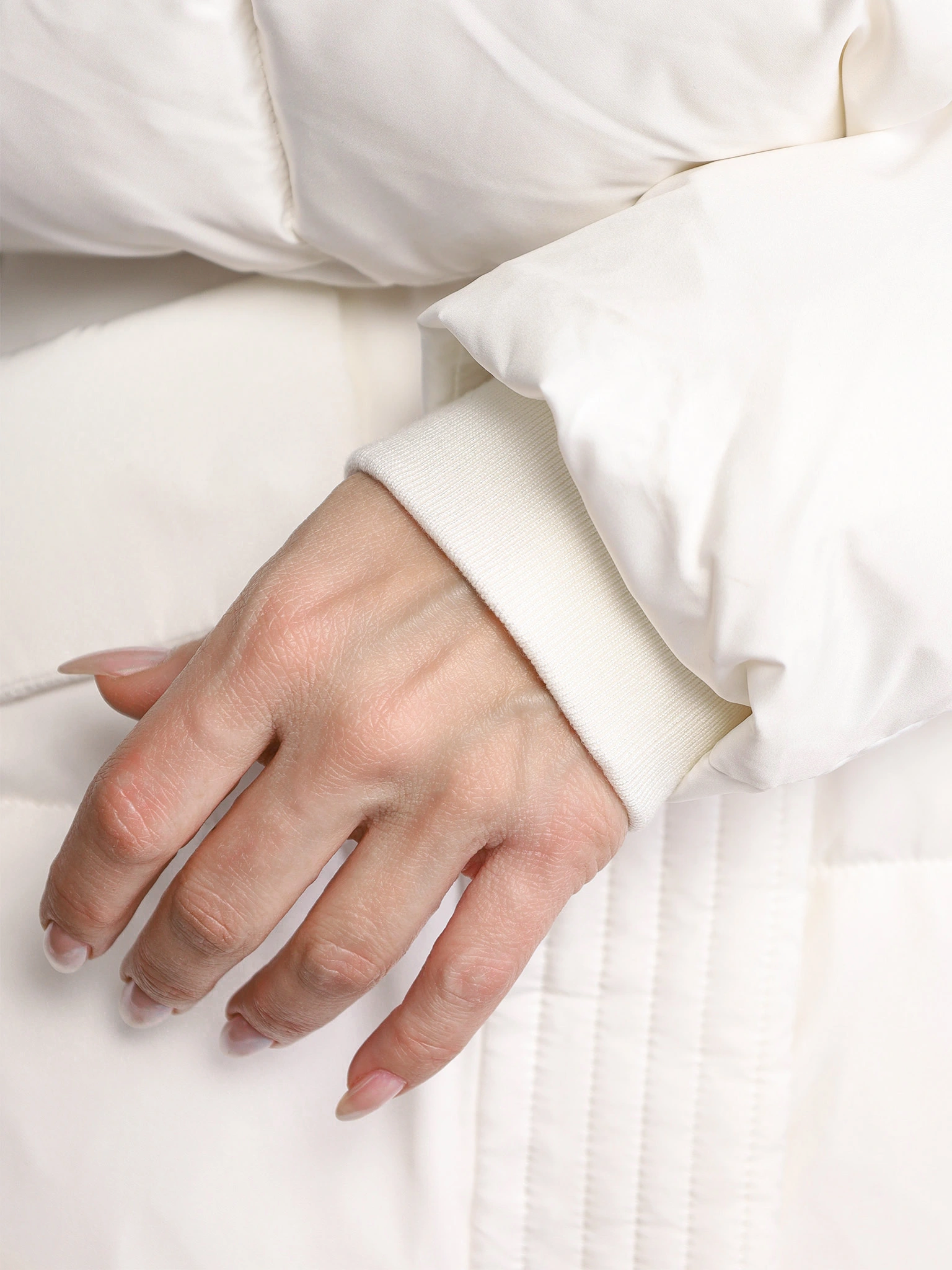 Пуховик белого цвета с капюшоном